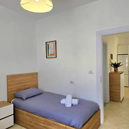 Two-bedroom In Qerret 아파트 골렘